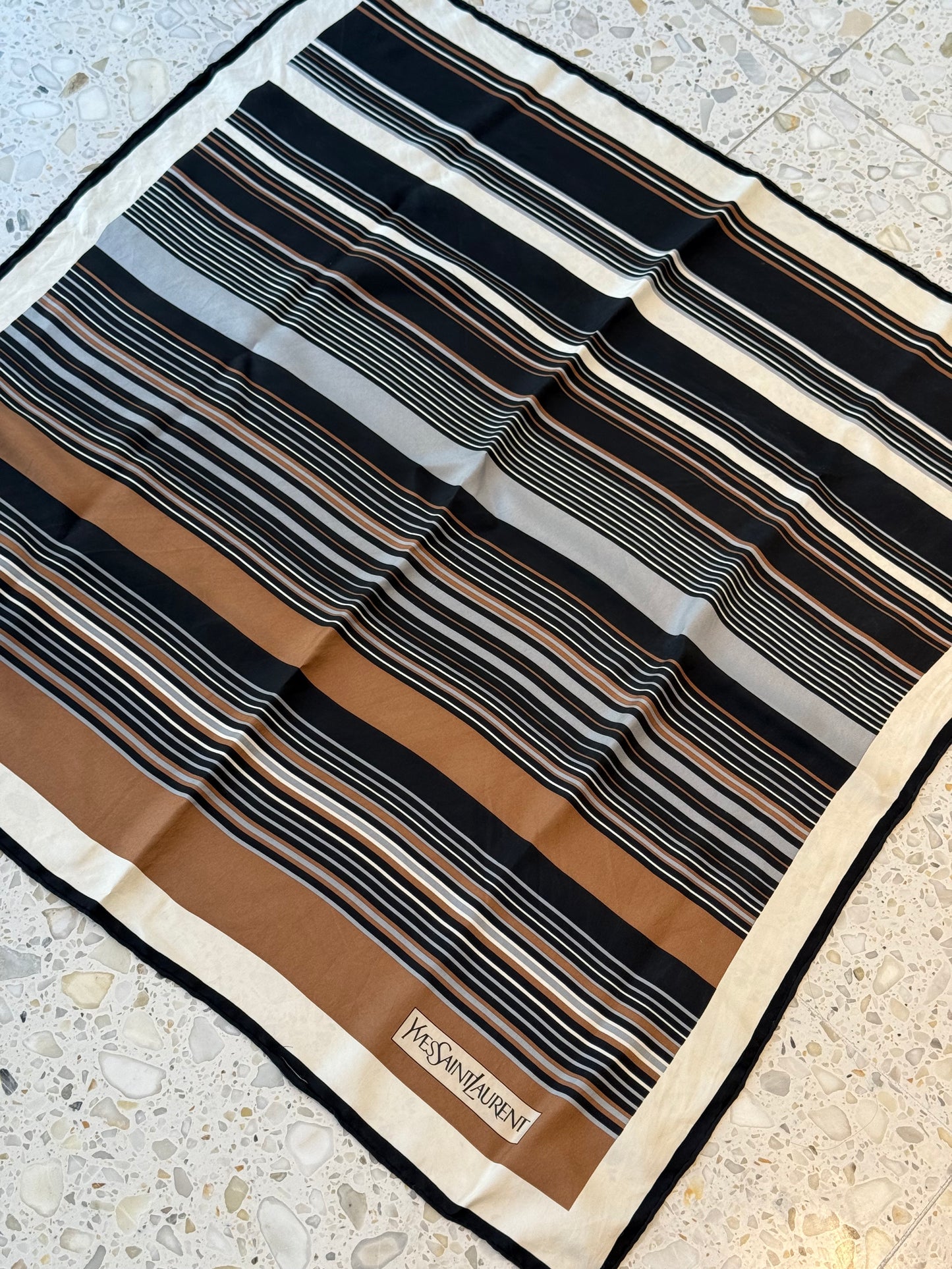 Yves Saint Laurent Silkeskjerf