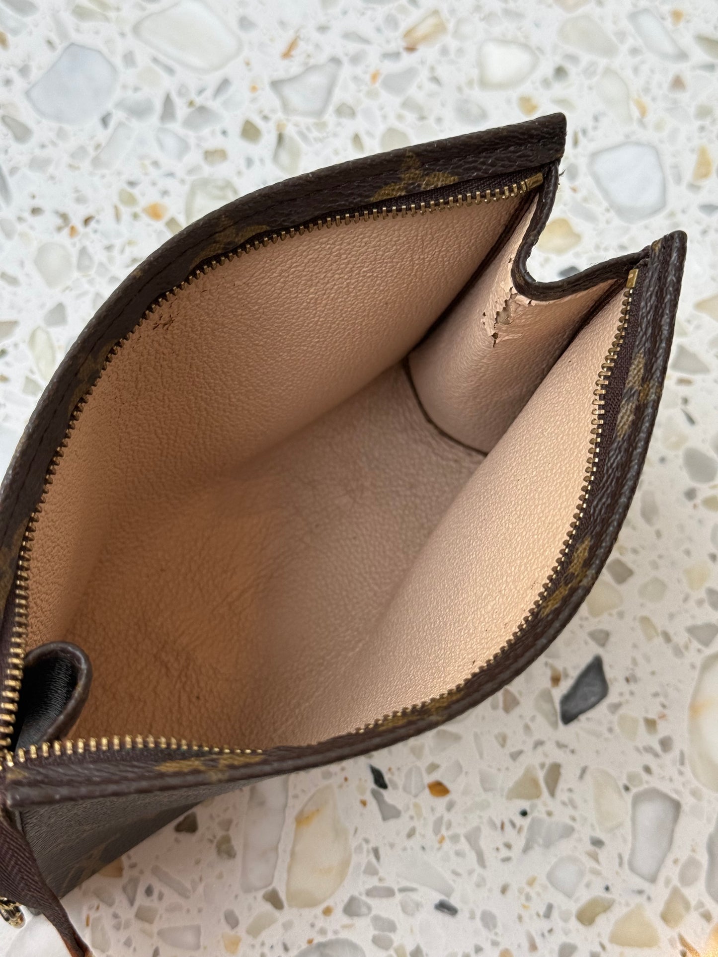 Louis Vuitton Toiletry 19