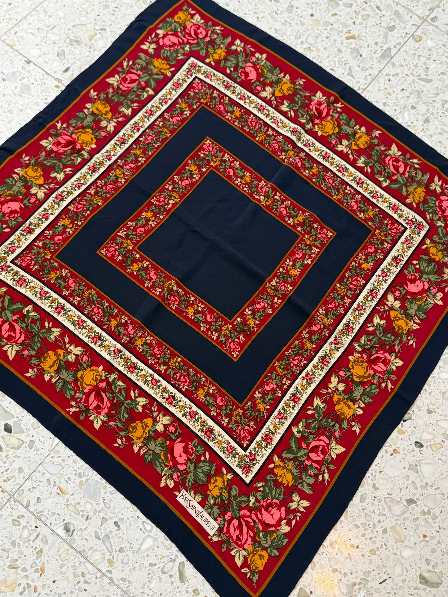 YSL Silkeskjerf