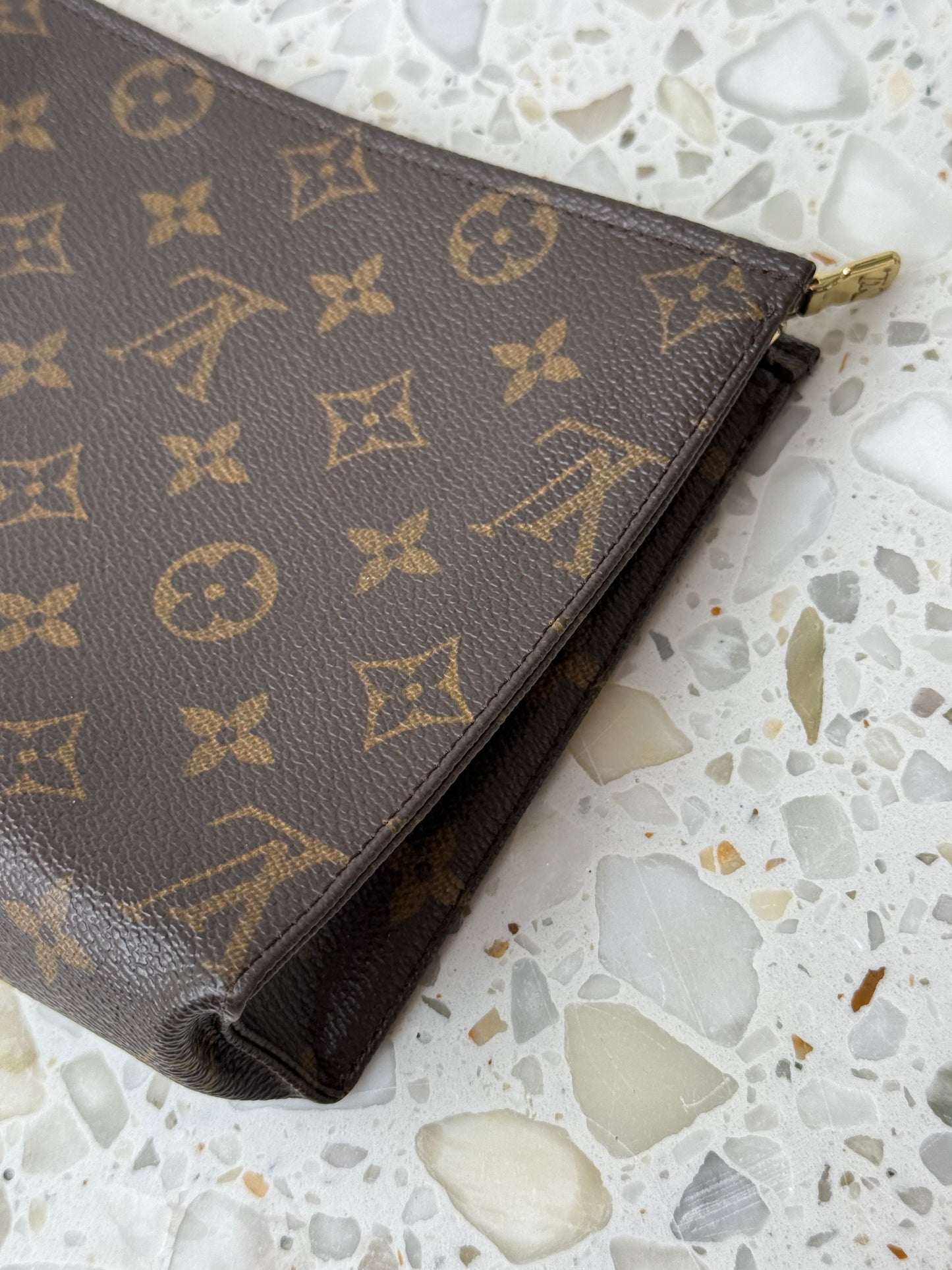 Louis Vuitton Toiletry 19