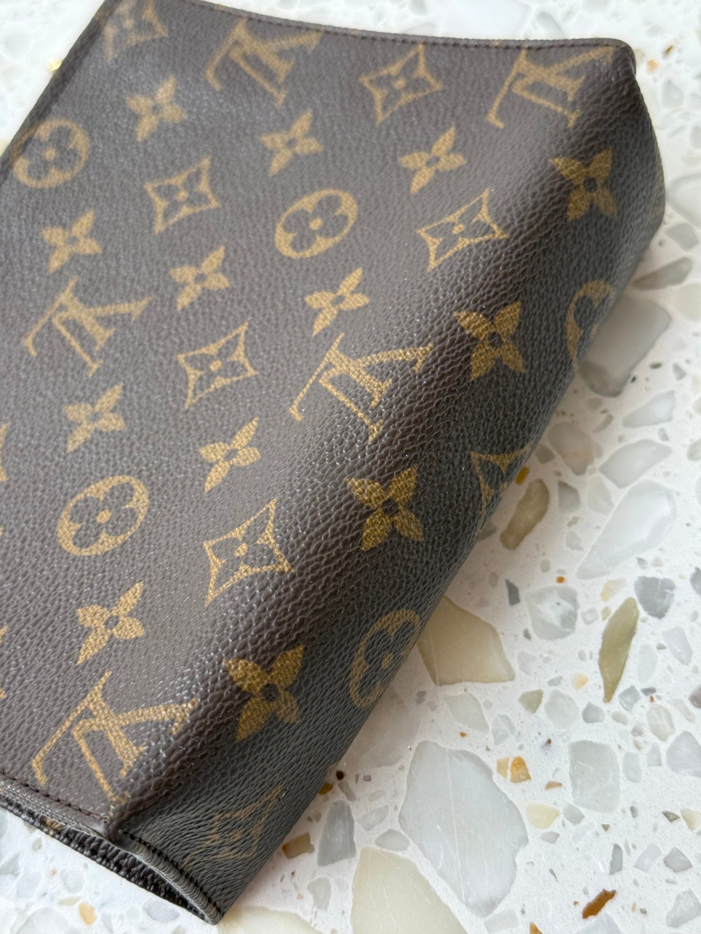 Louis Vuitton Toiletry 19