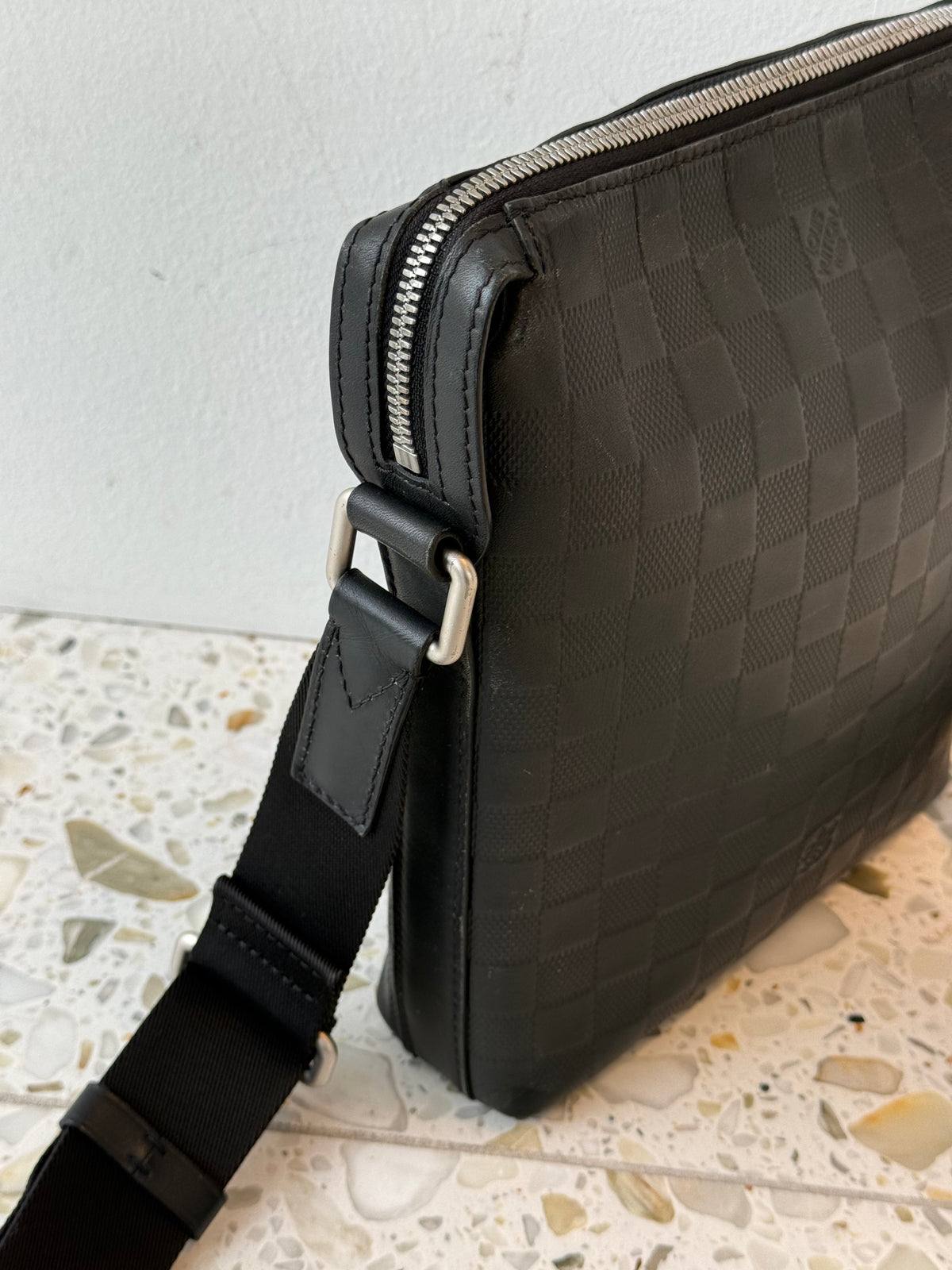 Louis Vuitton Discovery Messenger