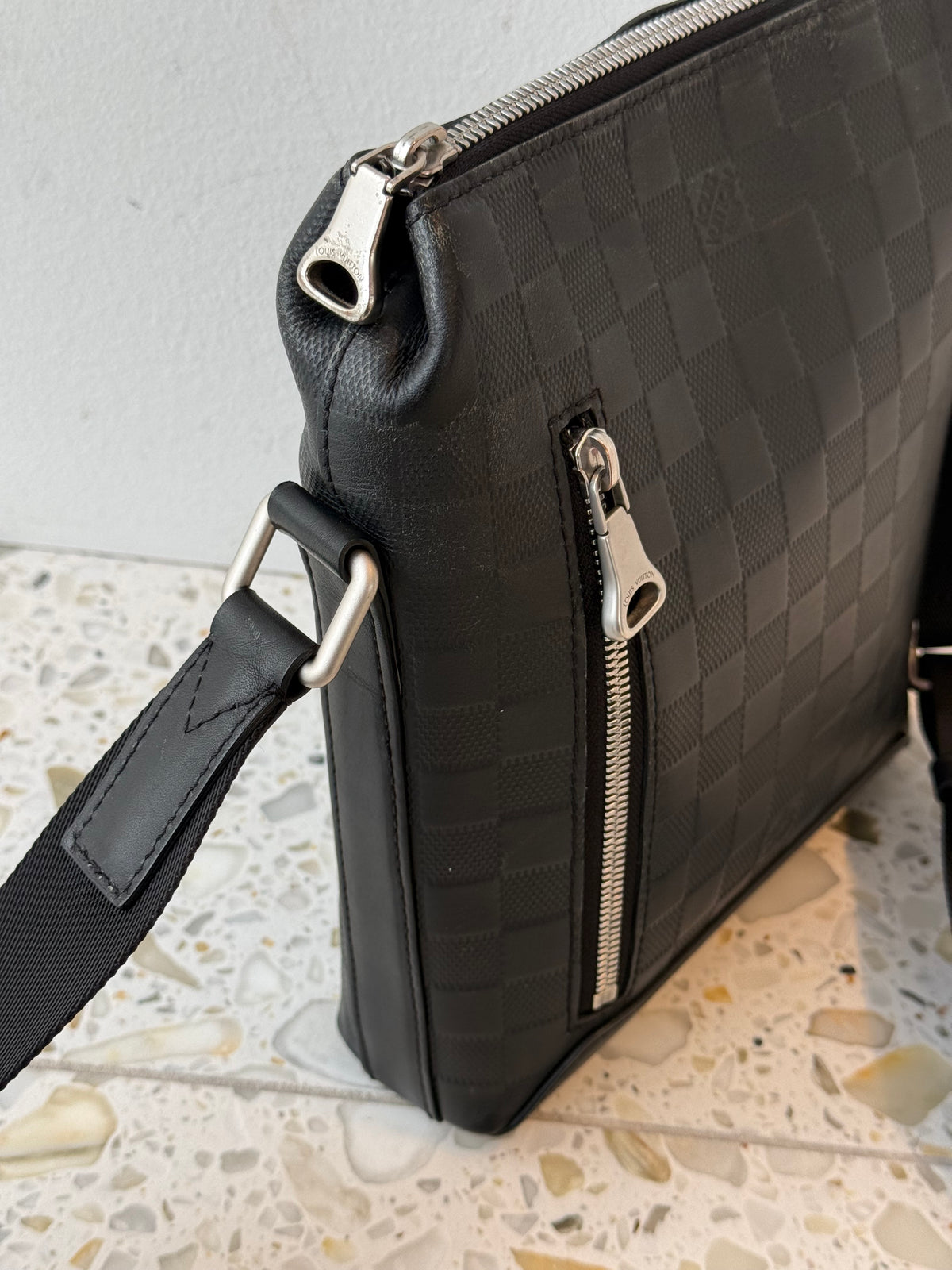 Louis Vuitton Discovery Messenger