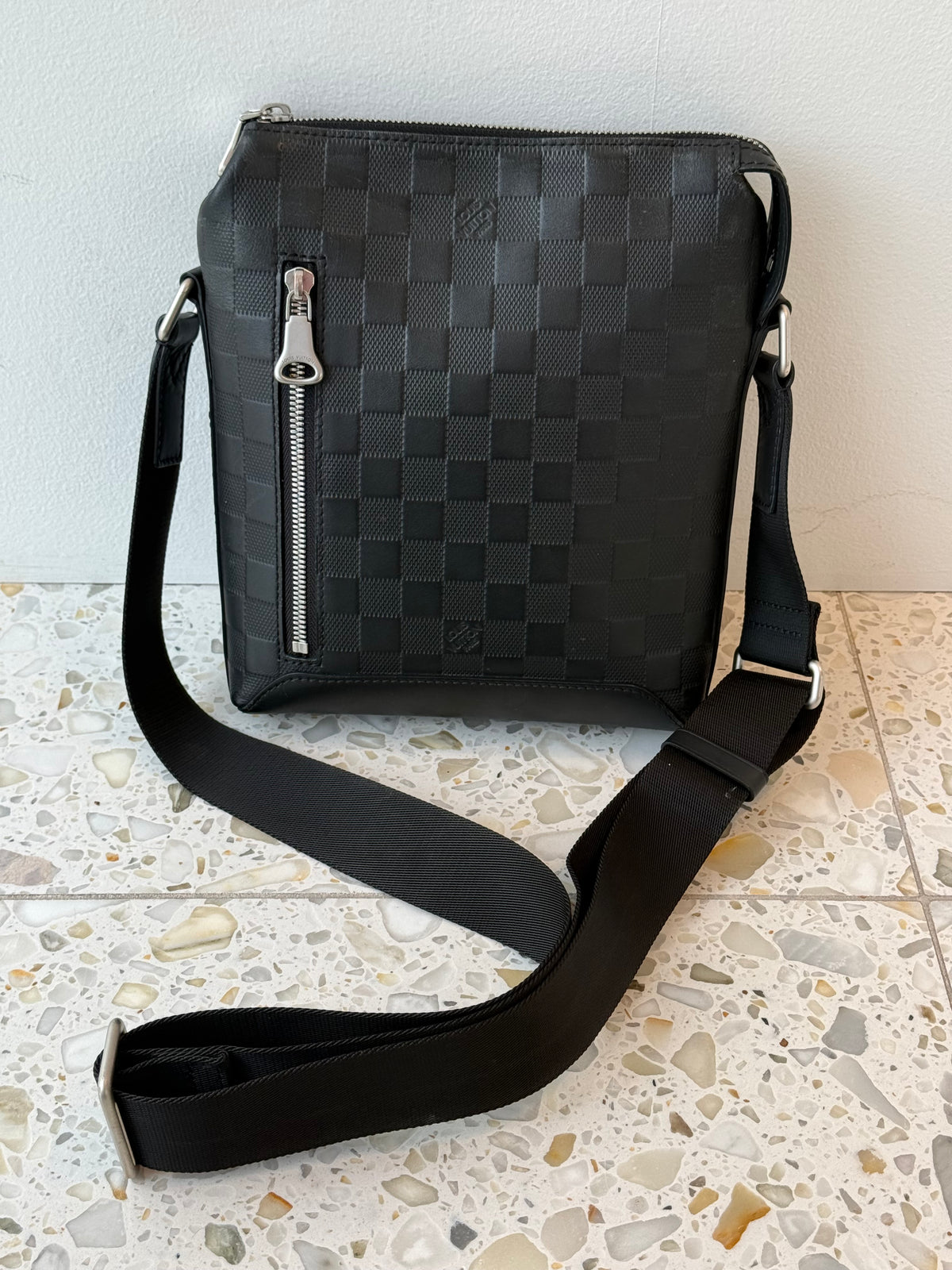 Louis Vuitton Discovery Messenger