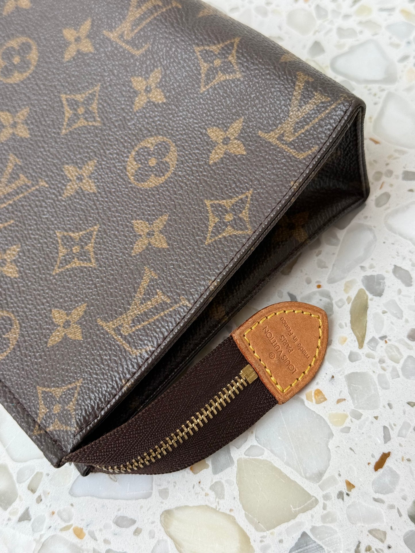 Louis Vuitton Toiletry 19