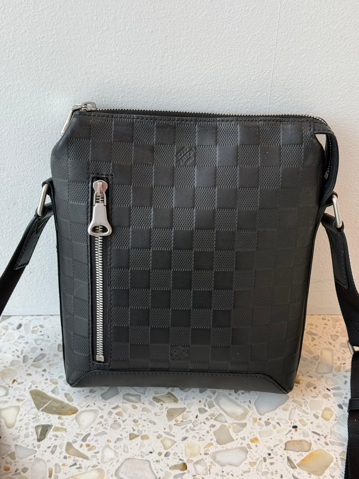 Louis Vuitton Discovery Messenger