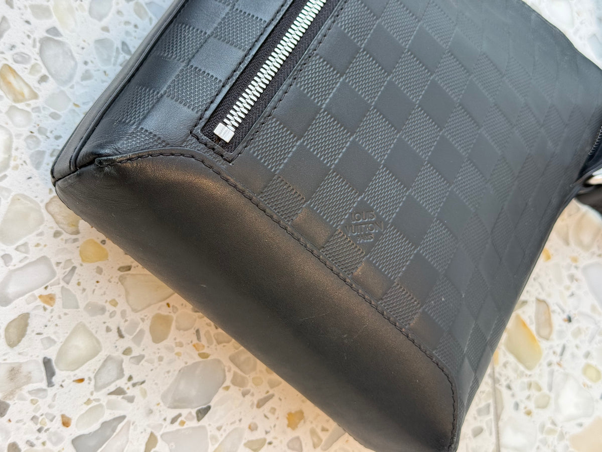 Louis Vuitton Discovery Messenger