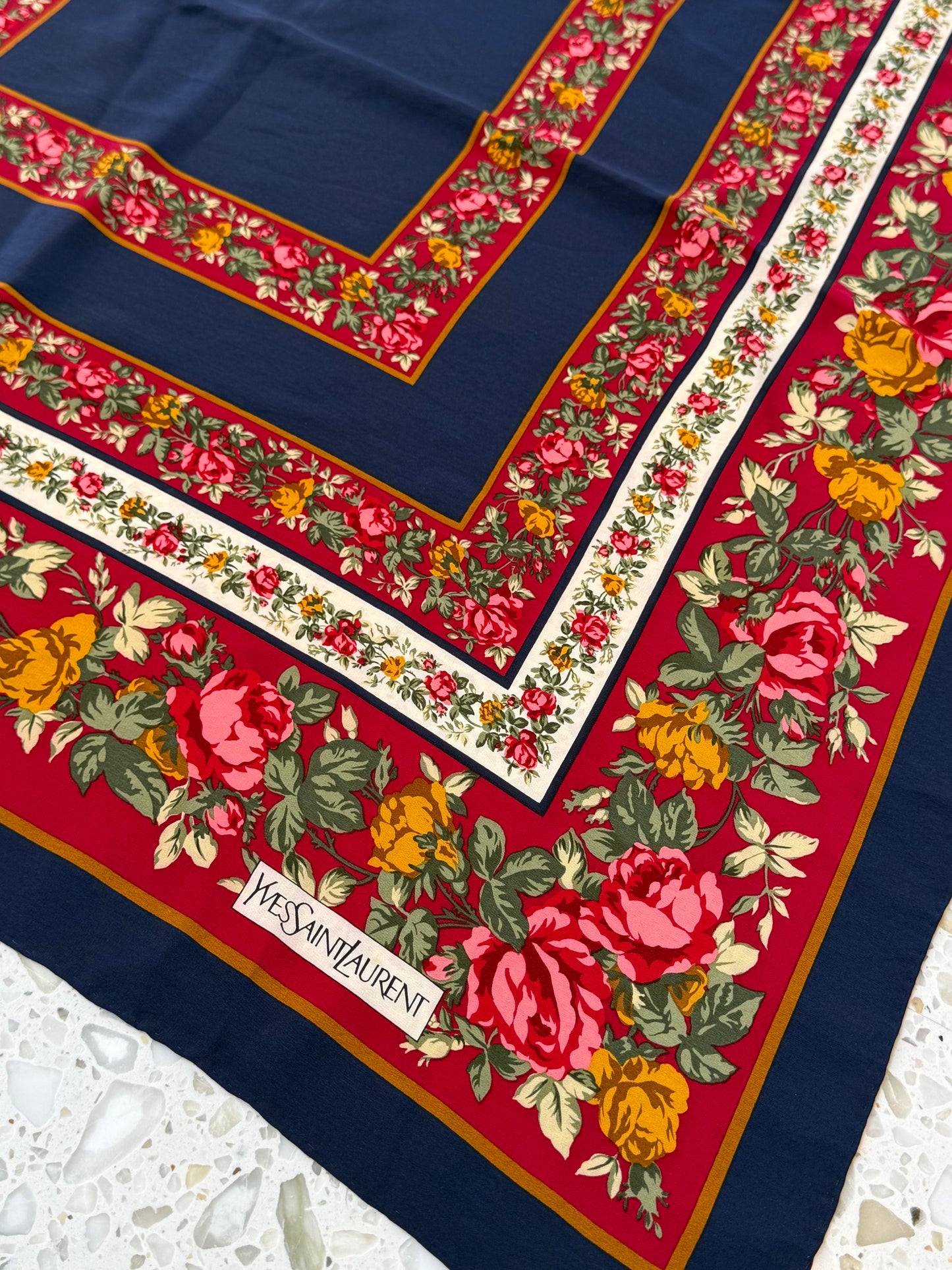 YSL Silkeskjerf